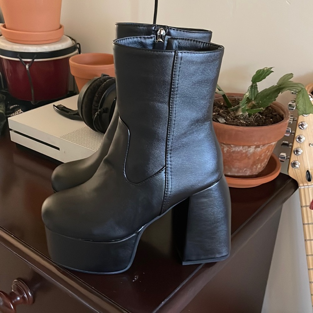 Black Platform
